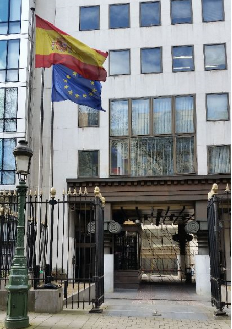Fachada de un edificio oficial con las banderas de España y la Unión Europea ondeando